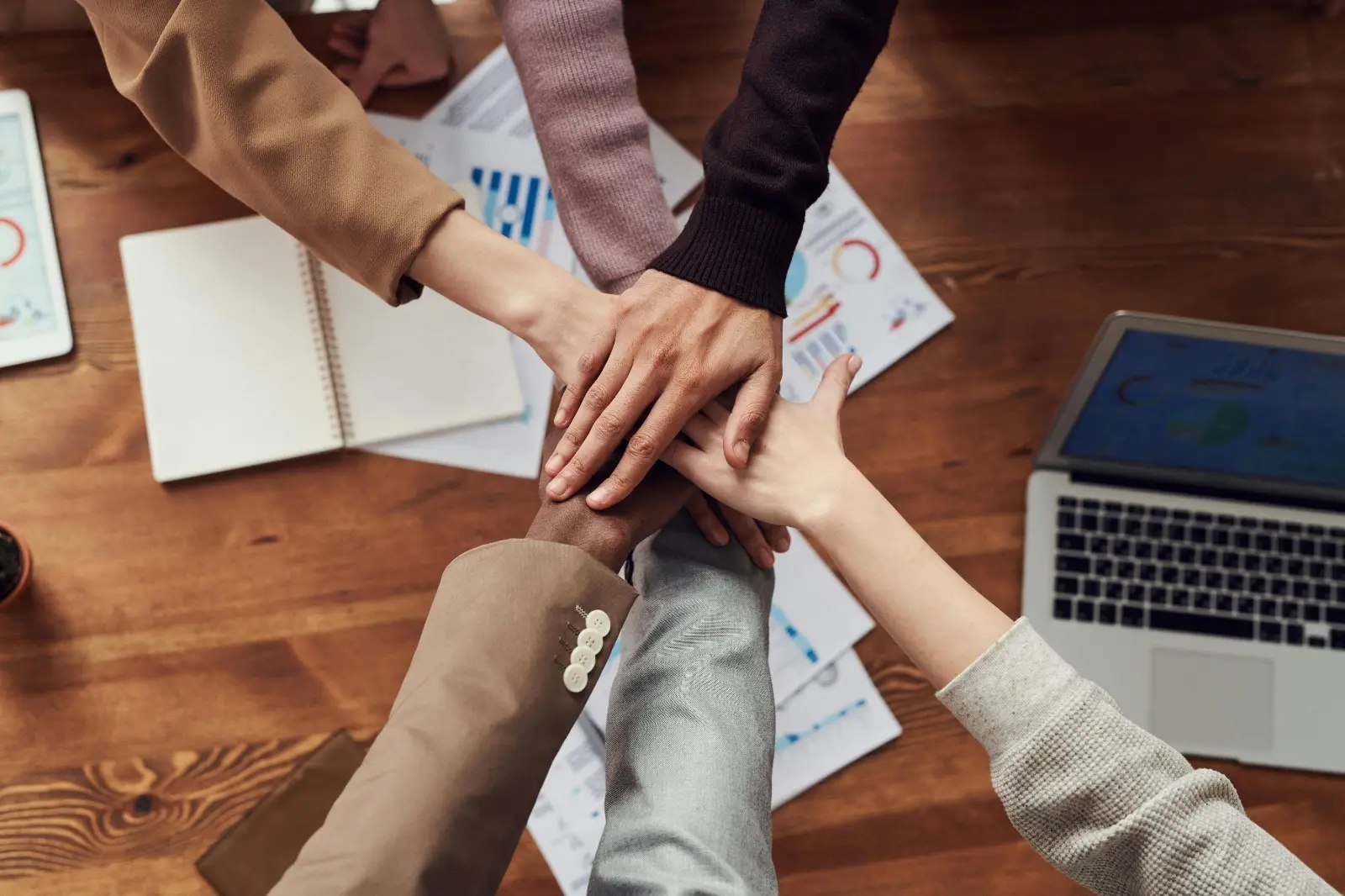 Équipe en collaboration autour d’un projet